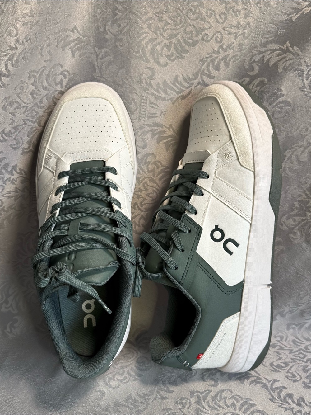 On The Roger Clubhouse Sneakers Men's Size 7M White Olive Leather Low Walking